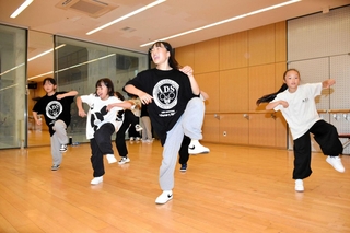 全国手話ダンス甲子園決勝大会を目指して練習する小学生たち＝アスティアかさい