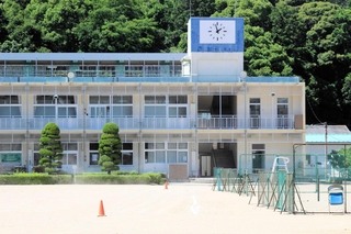 跡地が都市公園になる予定の中町中学校＝多可町中区奥中