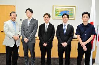 蓬萊務氏（左）に報告した森本喜久部長（中央）、山田章貴部長（左から２人目）ら＝小野市役所