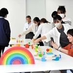 木のおもちゃを使い、動画を撮影する小野市職員有志＝同市役所