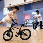 トゥーン・パクハム選手（右）から指導を受ける子ども＝加東市下滝野、日光園