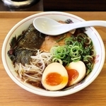 「中華そば　神明」で人気を集める味玉付きの播州ラーメン＝明石市北朝霧丘２