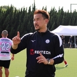 子どもたちに指導する岡崎慎司さん＝加東市木梨、社高校