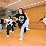 全国手話ダンス甲子園決勝大会を目指して練習する小学生たち＝アスティアかさい