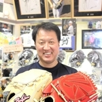 「播州グラブ」を手にする西山孝彦さん＝西脇市鹿野町