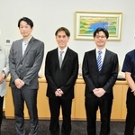 蓬萊務氏（左）に報告した森本喜久部長（中央）、山田章貴部長（左から２人目）ら＝小野市役所