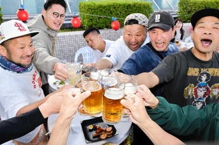 ジョッキを手に乾杯するグループ＝アスティアかさい