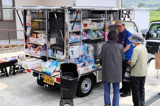 多彩な商品を積んだウエルシア薬局の移動販売車＝加東市厚利