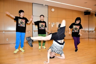 ブレイキンダンサー福原良平さん（手前）と一緒に踊る障害者ダンサー＝加西市北条町北条、アスティアかさい