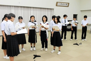 収録に向け校歌を練習する中町中学校の生徒たち＝多可町中区中村町