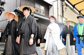 はかま姿で練り歩く小野藩大名行列＝３月２日、小野商店街