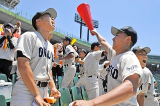 劇的なサヨナラ勝ちに歓喜する小野の応援席＝ほっともっとフィールド神戸