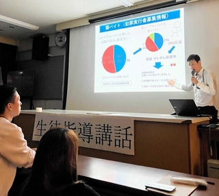 犯罪に加担しない方法を生徒に伝える金澤暁さん（右）＝小野工業高校