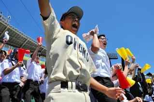 ４回表の追い上げに歓喜する小野高校の応援席＝ほっともっとフィールド神戸