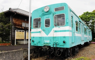 鍛冶屋線記念館と列車＝多可町中区鍛冶屋