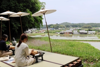 山田錦を五感で感じる酒ツーリズム。山のふもとに田園が広がり、風が水面を揺らす＝加東市松沢