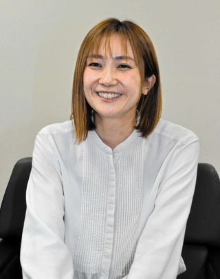 「市議会に関心を持って」と話す平田真実議長＝小野市役所
