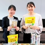 金ゴマともち麦を手にする西脇市と加東市の担当者＝西脇市役所