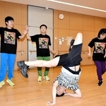 ブレイキンダンサー福原良平さん（手前）と一緒に踊る障害者ダンサー＝加西市北条町北条、アスティアかさい
