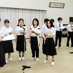 収録に向け校歌を練習する中町中学校の生徒たち＝多可町中区中村町