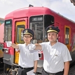 新しく北条鉄道の運転士になった入江健太さん（左）と高橋朋大さん＝北条鉄道北条町駅