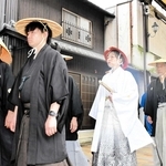 はかま姿で練り歩く小野藩大名行列＝３月２日、小野商店街