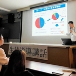 犯罪に加担しない方法を生徒に伝える金澤暁さん（右）＝小野工業高校