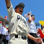４回表の追い上げに歓喜する小野高校の応援席＝ほっともっとフィールド神戸