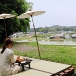 山田錦を五感で感じる酒ツーリズム。山のふもとに田園が広がり、風が水面を揺らす＝加東市松沢