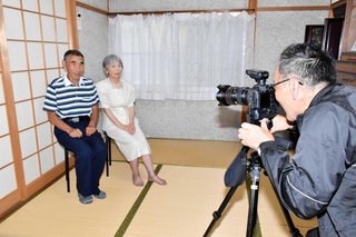 高齢夫婦のボランティア撮影を続ける宮本博文さん（右）＝加西市両月町