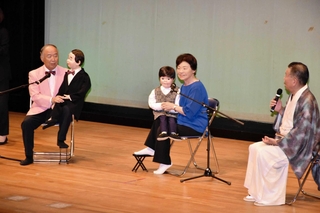 平和の尊さを訴える（左から）春風小イチローさん、小谷孝子さん、旭堂南海さん＝加西市北条町古坂、健康福祉会館