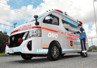 そろばんをイメージした反射ステッカーを下部に付けた救急車＝小野市消防署南分署