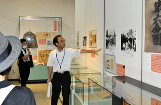 企画展の説明をする粕谷修一副館長（中央）ら＝好古館