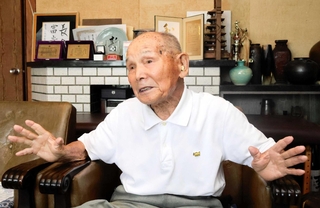 「人を愛し、つながりを大事に生きてきた」と話す小林宏之さん＝加東市東実