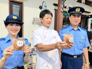 ぼうしパンを持つ西嶋直也社長（中央）と田中厳光署長（右）ら＝小野市黒川町