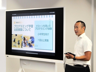 これまでの取り組みを報告する西脇工業高校の教諭＝西脇市役所