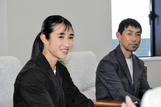 世界陸上選手権東京大会への意気込みを語る田中希実選手（左）と父の健智コーチ＝小野市役所