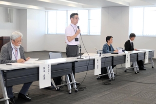 調査の内容を説明する加東市いじめ問題対策委員会の委員ら＝加東市役所