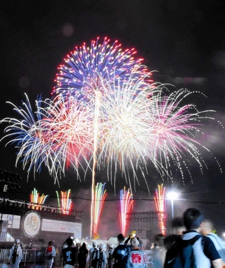 雷雨接近の予報で２５分早めて打ち上げられた小野まつりの花火＝小野市中島町