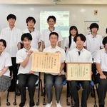 環境省の地域環境保全功労者に選ばれた北条高校自然科学部の部員たち＝加西市段下町