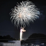 夜空を彩った花火＝加西市役所から撮影