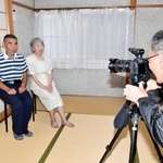 高齢夫婦のボランティア撮影を続ける宮本博文さん（右）＝加西市両月町