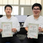 合格証書を手にする藤原海斗さん（左）と瀬戸修二さん＝多可高校