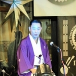昨年の怪談会で青白い照明を浴びながら話した城谷歩さん＝神戸市中央区東川崎町１