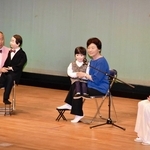 平和の尊さを訴える（左から）春風小イチローさん、小谷孝子さん、旭堂南海さん＝加西市北条町古坂、健康福祉会館