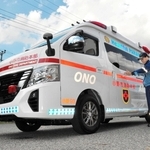 そろばんをイメージした反射ステッカーを下部に付けた救急車＝小野市消防署南分署