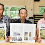 加西市富合地区の歴史をまとめた冊子「富合の軌跡継承」を発刊した同地区ふるさと創造会議「ももこの１１」のメンバー＝同市別府町