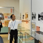 企画展の説明をする粕谷修一副館長（中央）ら＝好古館