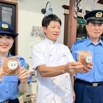 ぼうしパンを持つ西嶋直也社長（中央）と田中厳光署長（右）ら＝小野市黒川町
