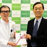 西村善博病院長（左）に目録を手渡すブレインの神戸壽会長＝北播磨総合医療センター